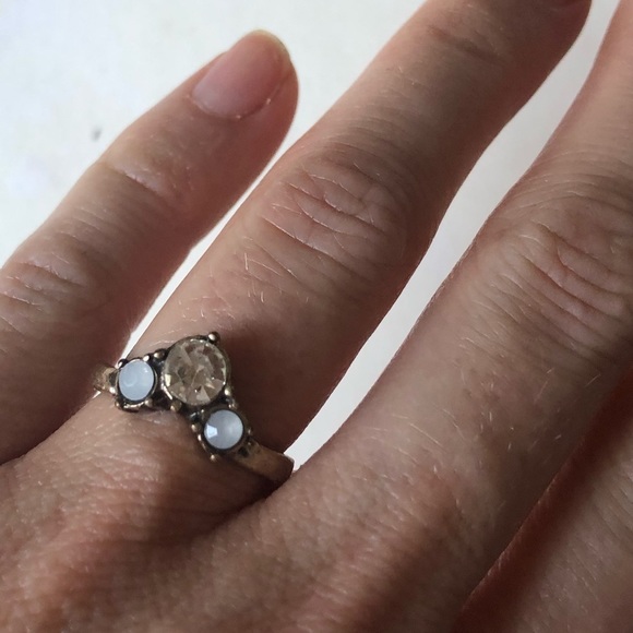 V shaped faux gemstone gold moonstone ring - Picture 3 of 7